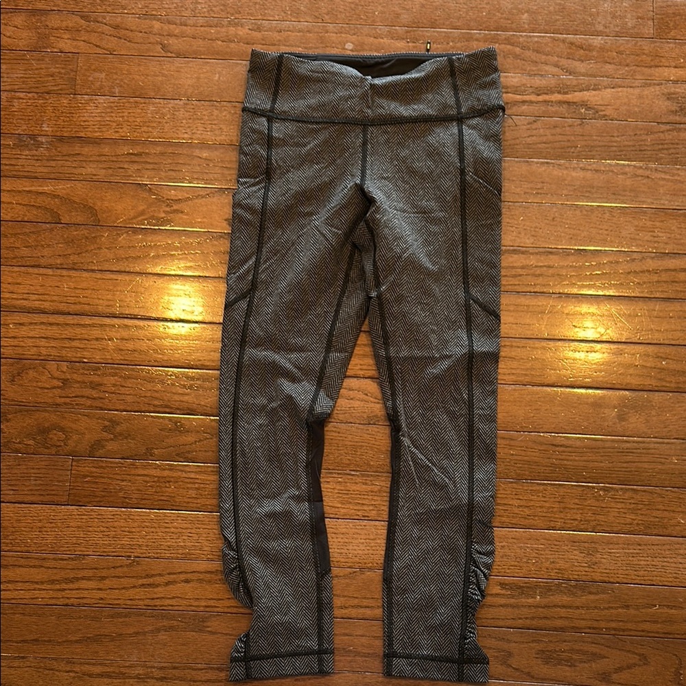 Lululemon Gray and black cropped Leggings